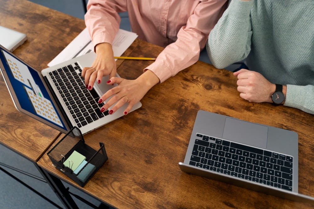 persone che lavorano al compuer