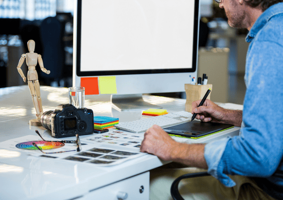 vista di un professionista di uno studio grafico che lavora al pc