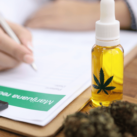 flacone olio cbd per servizi di white label su scrivania con documenti